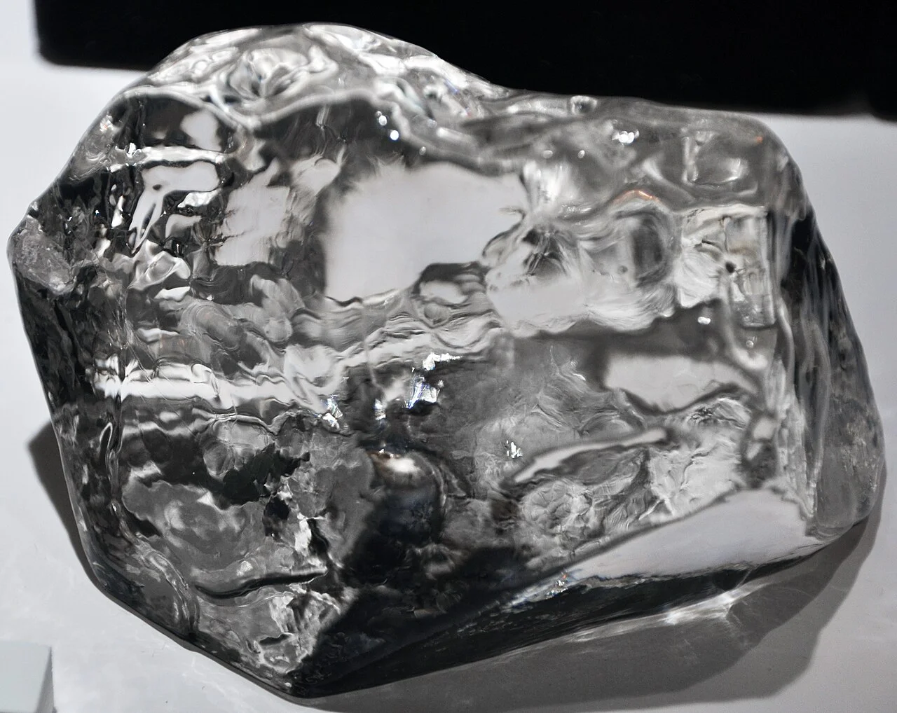 Diamante en bruto sin tallar sobre superficie oscura